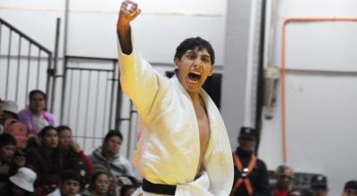 El judoca ecuatoriano Juan Pablo Ayala levanta su brazo y festeja en los Juegos Suramericanos, el 11 de octubre de 2022.