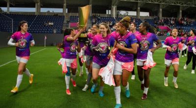 Las jugadoras del Club Ñañas celebran su título de la Superliga Femenina, el 25 de septiembre de 2022.