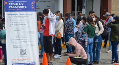 Usuarios realizan trámite para obtener la cédula o el pasaporte en una agencia del Registro Civil, en Cuenca, en julio de 2022.