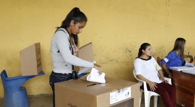 Una ciudadana deposita su voto en un recinto de Manabí, durante las elecciones de 2019.