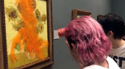 Dos activistas de la organización Just Stop Oil lanzaron sopa sobre el cuadro 'Los Girasoles', de Vincent Van Gogh, en la National Gallery. Londres, 14 de octubre de 2022.