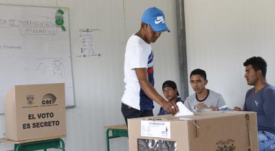 Un ciudadano deposita su voto en un recinto de Manabí, durante las elecciones de 2019.