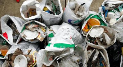 Residuos plásticos de un solo uso y otro tipo de basura recolectada en una playa de Puerto López, en junio de 2022. 