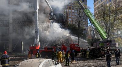 Bomberos trabajan para apagar el fuego en un edificio residencial que quedó destruido tras un ataque con drones de Rusia en Kiev, Ucrania, el 17 de octubre de 2022.