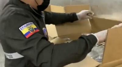 La Policía decomisa cocaína, que estaba en cajas dentro de un contenedor de mariscos, en un puerto de Guayaquil, el 17 de octubre de 2022.