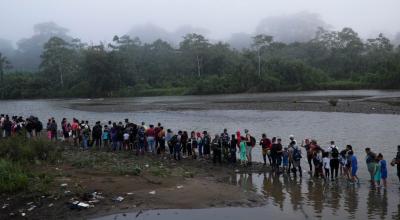 Miles de migrantes hacen fila el 14 de octubre de 2022, en el pueblo de Bajo Chiquito para ser enviados a una estación de recepción migratoria en Panamá, tras cruzar la selva del Darién. 