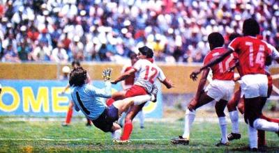 Geovanny Mera, de El Nacional, venciendo al arquero Julio César Falcioni de América de Cali en el Olímpico Atahualpa, por la Copa Libertadores de 1985.