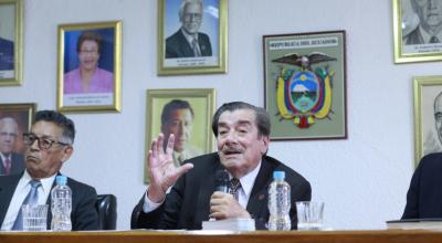 Manuel Muñoz, presidente de la Confederación Nacional de Jubilados y Pensionistas de Montepío del Ecuador (Cnjpe), en rueda de prensa anuncia desacuerdos sobre elección de vocal de afiliados al IESS, el 24 de octubre de 2022, en Quito.