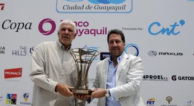 Andrés Gómez y Luis Adrián Morejón, organizadores del Challenger de Guayaquil, sostienen el trofeo de la competición, el 25 de octubre de 2022.