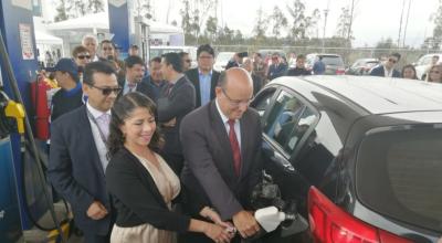 Autoridades de Petroecuador y de la Emco en el lanzamiento de la nueva gasolina Súper Premium 95, en la gasolinera de Petroecuador, en Tababela, Quito, el 26 de octubre de 2022.