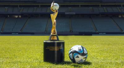 El trofeo de la Copa del Mundo femenina, junto con Oceaunz, la pelota oficial para la edición 2023. 