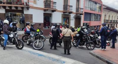 Policías realizan un operativo contra la delincuencia en el Centro Histórico de Quito, el 4 de octubre de 2022.