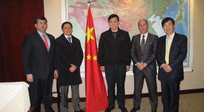 Nilsen Arias; el entonces ministro Rafael Poveda; Bo Qiliang, gerente de Petrochina; Óscar Herrera, de Seguros Sucre, y Xing Zhang, de Andes Petroleum, durante una visita a China el 11 de abril de 2013.
