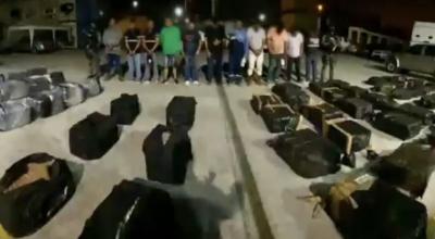 Imagen de los 10 detenidos tras el hallazgo de contenedores contaminados con droga en una bodega de Pascuales, noroeste de Guayaquil, la noche del 26 de octubre de 2022.