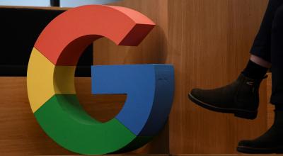 Logo de Google, junto al pie de un empleado. 