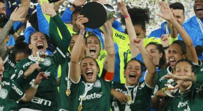 Las jugadoras de Palmeiras con el trofeo de la Copa Libertadores femenina luego de ganar la final ante Boca en Quito, el 28 de octubre de 2022.