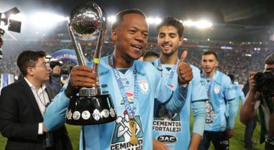 Romario Ibarra del Pachuca celebra con el trofeo del torneo Apertura 2022 de la Liga MX, en el estadio Hidalgo en Pachuca.