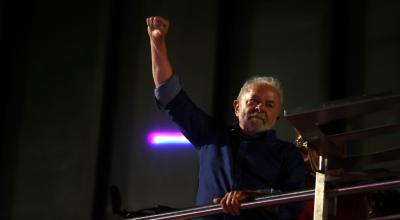 Luiz Inácio Lula da Silva saluda el 30 de octubre de 2022 a sus simpatizantes, tras su triunfo en la segunda ronda de las elecciones presidenciales, en la Avenida Paulista en Sao Paulo (Brasil).