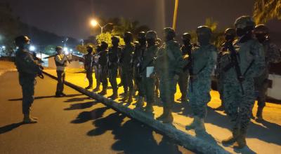 Un equipo de combate de las Fuerzas Armadas se alista para un operativo en los barrios de Esmeraldas, el 29 de octubre de 2022.