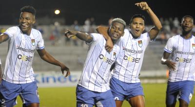 Los jugadores de 9 de Octubre celebran un gol ante IDV por la Copa Ecuador, el 21 de septiembre del 2022.