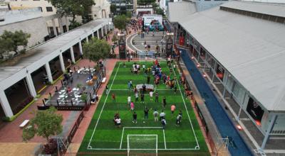 Vista panorámica de la Embajada del Hincha, en el Palacio de Cristal, Guayaquil, el 28 de octubre de 2022, adecuada en el contexto de la final de la Copa Libertadores.