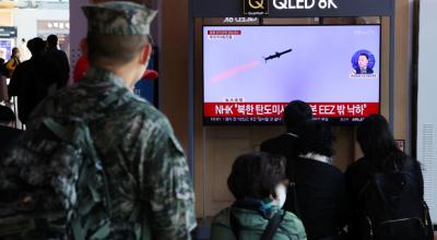 Personas observan una transmisión sobre el lanzamiento de un misil balístico por parte de Corea del Norte frente a su costa oriental, en Seúl, Corea del Sur, el 2 de noviembre de 2022, aumentando la tensión entre las dos Coreas.