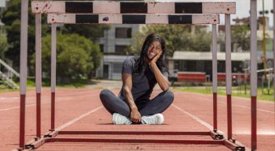 Anahí Suárez sonríe en la pista de atletismo de los Chasquis, en Quito.