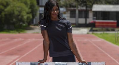 Anahí Suárez sonríe en la pista de atletismo de los Chasquis, en Quito.