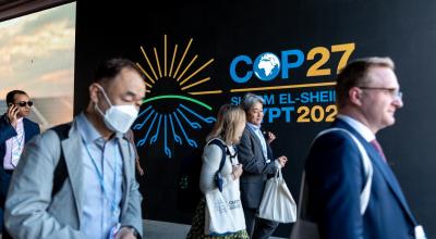 Varias personas ingresan al centro de convenciones donde se realiza la Cumbre Climática COP27, en Egipto, el 6 de noviembre de 2022. 