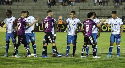 Jugadores de Independiente del Valle y 9 de Octubre en un partido de la Copa Ecuador el 21 de septiembre de 2022.