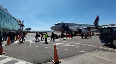 Un avión en el Aeropuerto Mariscal La Mar de Cuenca, el 13 de agosto de 2022. 