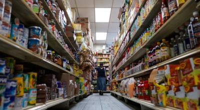 Una mujer hace compras en un supermercado en Estados Unidos, en agosto de 2022.