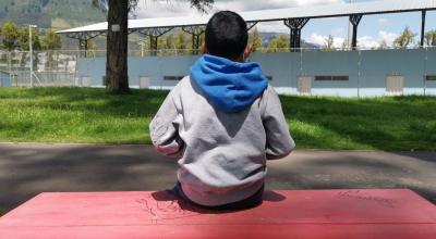 Un niño sentado en un parque de sur de Quito, el 4 de diciembre de 2021.