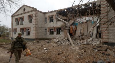 Un militar ucraniano pasa por delante de un edificio dañado durante un ataque con misiles rusos en el pueblo de Novooleksandrivka, en la región de Jersón, Ucrania, el 9 de noviembre de 2022.