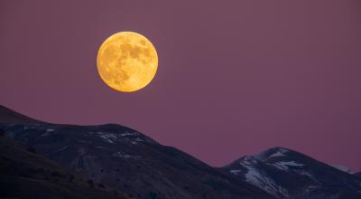 Vista frontal del último eclipse lunar total, desde Tailandia, el 8 de noviembre de 2022. 