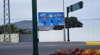 Una valla del candidato a la reelección para la Prefectura de Manabí, Leonardo Orlando, y el expresidente Rafael Correa. 