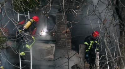 Bomberos trabajan para apagar un incendio en un edificio residencial afectado por el ataque de misiles rusos, en Kiev, Ucrania, el 15 de noviembre de 2022. 