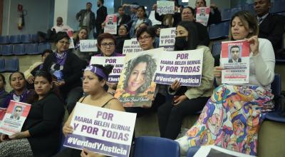 Elizabeth Otavalo (centro), madre de María Belén Bernal, durante la aprobación del informe en el Pleno de la Asamblea, este 17 de noviembre de 2022.