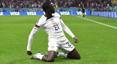 Timothy Weah, de Estados Unidos, celebra su gol ante Gales en el Mundial de Qatar.