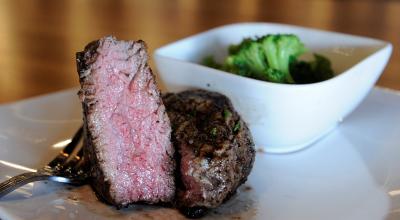 Un trozo de carne junto a una porción de brócoli se muestra en un restaurante de Estados Unidos, el 29 de junio de 2022. 