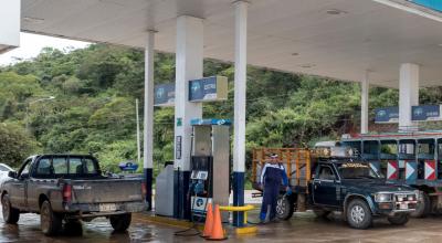 Despacho de gasolina en una estación de servicio de Petroecuador, en Cariamanga, en Loja. Foto de archivo de Petroecuador de mayo de 2016.