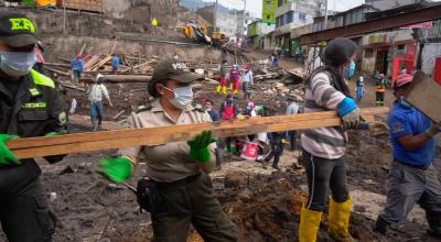 Minga de limpieza en el sector de La Gasca, en Quito, tras el aluvión de febrero de 2022 que dejó 28 fallecidos. La capital fue reconocida como ciudad nodo resiliente.