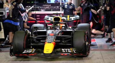 Max Verstappen, de Red Bull, se sienta en su monoplaza en el garaje del equipo preparándose para la sesión clasificatoria del Gran Premio de  Abu Dhabi, el 19 de noviembre de 2022.