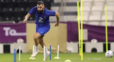 El francés Karim Benzema asiste al entrenamiento de su equipo en Doha, Qatar, el 17 de noviembre de 2022.