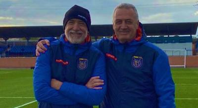 Imanol Ibarrondo junto a Gustavo Alfaro en uno de los entrenamientos de  Ecuador antes de su debut en el Mundial de Qatar.