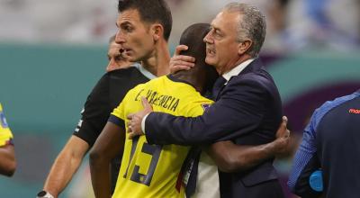 Gustavo Alfaro abraza a Enner Valencia en el partido de Ecuador ante Qatar, el 20 de noviembre de 2022.