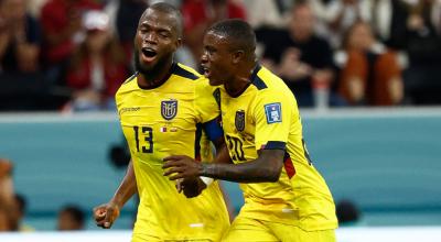 Jhegson Méndez celebra con Enner Valencia en el partido de Ecuador ante Qatar, el 20 de noviembre de 2022.