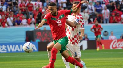 Youssef En-Nesyri de Marruecos contra Dejan Lovren de Croacia durante la Fecha 1 del Grupo F de la Copa Mundial de Qatar.