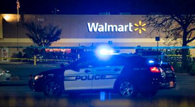 Un patrullero de Policía de Chesapeake, Virginia, acude al supermercado local, tras un nuevo tiroteo en Estados Unidos, el 22 de noviembre de 2022.