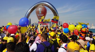 Los aficionados ecuatorianos realizan un segundo banderazo en La Corniche, Doha, el 24 de noviembre de 2022.